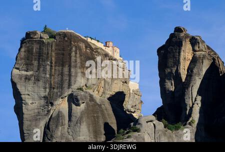 Monastère de la Sainte Trinité perché sur un pilier rocheux imposant aux Météores, vu de Kalambaka. Grèce Banque D'Images