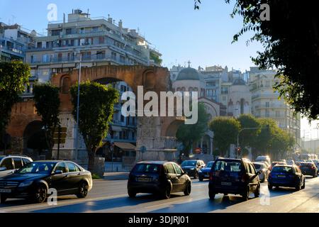 Trafic animé sur la rue Egnatia avec l'Arc de Galère et les bâtiments modernes environnants à Thessalonique, Grèce, Banque D'Images