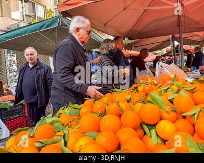 Marché de la rue Kallidromiou, Agora Laiki. Oranges fraîches colorées à vendre sous parapluies au célèbre marché fermier en plein air d'Athènes à Exarchia. Banque D'Images