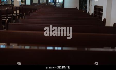 Rangées de bancs d'église, à savoir de longs bancs en bois pour les sièges de la congrégation dans les églises catholiques Banque D'Images