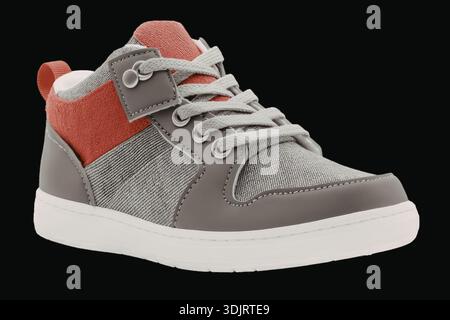 Vue rapprochée d'une sneaker montante tendance au design gris et orange avec semelles blanches. La sneaker présente une combinaison de matériaux et Banque D'Images