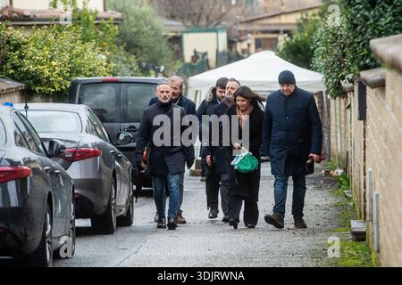 Roma, Italie. 28 janvier 2026. I legali e i tecnici escono dalla villetta di Carlomagno. Anguillara sopralluogo del RIS dei Carabinieri nell'abitazione di Claudio Carlomagno in via Costantino 9. Mercoledì 28 Gennaio, 2026. Actualités (photo de Valentina Stefanelli/Lapresse) les avocats et techniciens quittent la maison de Carlomagno. Anguillara, les Carabinieri RIS (unité d'opérations spéciales italiennes) inspectent la maison de Claudio Carlomagno, via Costantino 9. Mercredi 28 janvier 2026. Actualités (photo de Valentina Stefanelli/Lapresse) crédit : LaPresse/Alamy Live News Banque D'Images
