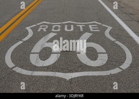 Panneau historique de la route 66 sur la route près d'Amboy California Banque D'Images