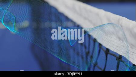 Filet de tennis et vague cyan en gros plan sur un court bleu, ruban blanc, maille noire Banque D'Images