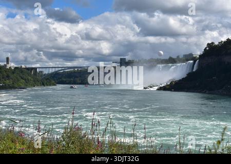 La vue de la rivière Niagara regardant en aval du voyage derrière les chutes, Niagara Falls, ON, Ontario, CA, Canada. Banque D'Images
