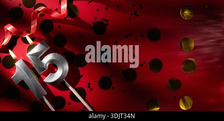 Concept de célébrer l'anniversaire et l'anniversaire. Numéro 15 bougie d'anniversaire de célébration en argent quinze sur fond rouge festif avec grand conf doré Banque D'Images