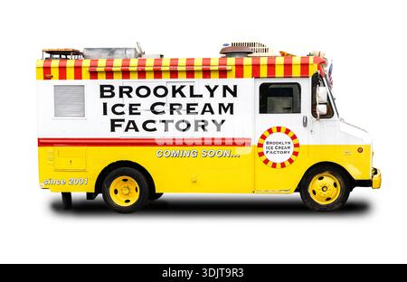 Camion de crème glacée coloré garé avec un signe d'usine de crème glacée brooklyn sur le côté coupé isolé sur fond blanc Banque D'Images