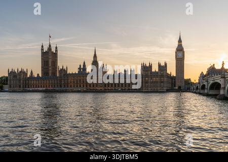 Le célèbre Big Ben de Londres et le palais de Westminster au coucher du soleil, avec le pont de Westminster qui s'étend sur la Tamise Banque D'Images