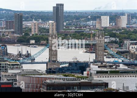 L'emblématique Tower Bridge enjambant la Tamise, vu du haut de la cathédrale Paul de Londres Banque D'Images