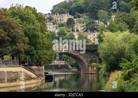 Vue sur la rivière Avon à Bath, en Angleterre, avec un pont de pierre historique et de charmantes maisons géorgiennes Banque D'Images