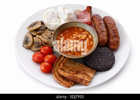 Petit déjeuner anglais avec œufs pochés - fond blanc ****** Photographie originale du contributeur, modifiée numériquement à l'aide d'outils d'IA ***** Banque D'Images