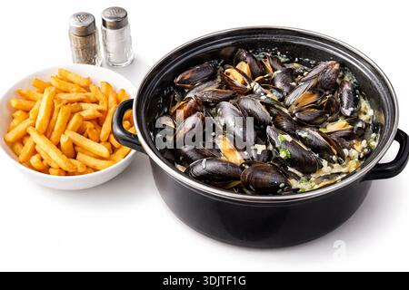 Moules marinière avec frites - fond blanc ****** Photographie originale du contributeur, modifiée numériquement à l'aide d'outils d'IA ***** Banque D'Images