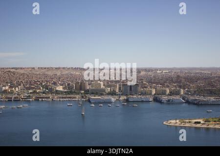 Paysage urbain panoramique le long du Nil avec des bateaux et des bâtiments riverains Banque D'Images