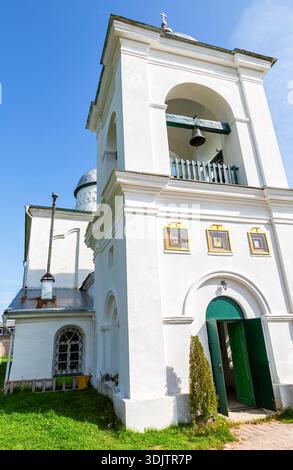 Église orthodoxe de Saint Nicolas à la forteresse médiévale d'Izborsk. Izborsk, région de Pskov, Russie Banque D'Images
