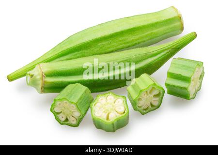 Gousses de graines vertes d'okra et morceaux d'okra isolés sur fond blanc. Le fichier contient des chemins de détourage. Banque D'Images