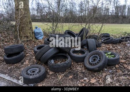 Disposition illégale de pneus de voiture et autres déchets, dans une rue latérale à Duisburg-Kaiserberg, Rhénanie du Nord-Westphalie, Allemagne Banque D'Images