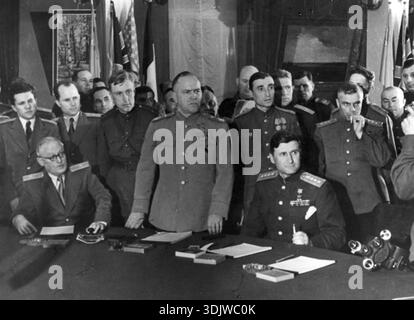 Signature de la reddition inconditionnelle de la Wehrmacht allemande fasciste le 8 mai 1945 à Berlin - Karlshorst. En tant que représentant du Haut Commandement de Banque D'Images