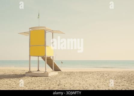 Tour de sauvetage jaune sur la plage de sable vide contre la mer bleue et le ciel clair, Costa Calma, Fuerteventura, Espagne Banque D'Images