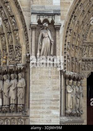 Les 12 Apôtres sur la porte d'entrée de la cathédrale notre-Dame de Paris , appelé le Portail du jugement dernier ou Portail du jugement dernier - France Banque D'Images