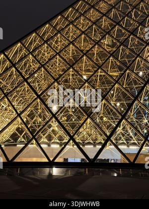 Photo de nuit de la pyramide de verre dans la cour intérieure du Musée du Louvre - Paris, France Banque D'Images