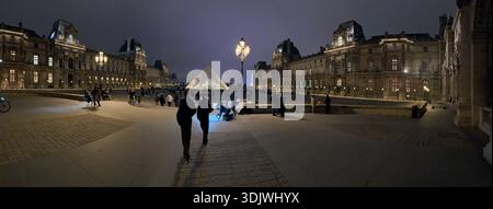 Vue panoramique de nuit de la pyramide de verre et de la forteresse traditionnelle dans la cour intérieure du Musée du Louvre - Paris, France Banque D'Images