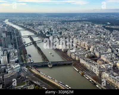 Vue panoramique depuis le sommet de la Tour Eiffel sur le champ de mars près de la Seine - Paris, France Banque D'Images