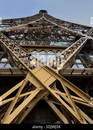Vue vers le haut de la structure métallique de la Tour Eiffel sur le champ de mars - Paris, France Banque D'Images