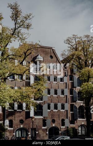 Amsterdam maisons de canal et façades le long d'un gracht hollandais, architecture classique reflétée dans l'eau. «  Banque D'Images
