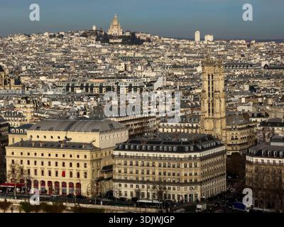 Vue de Paris depuis la cathédrale notre-Dame avec la tour Saint-Jacques et la cour du Sacré - Paris, France Banque D'Images