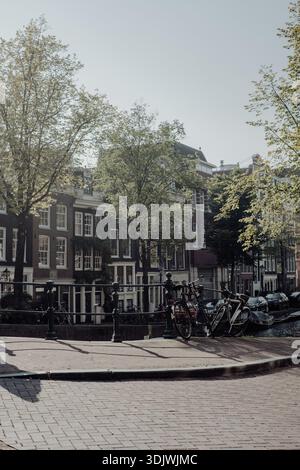 Amsterdam maisons de canal et façades le long d'un gracht hollandais, architecture classique reflétée dans l'eau. «  Banque D'Images