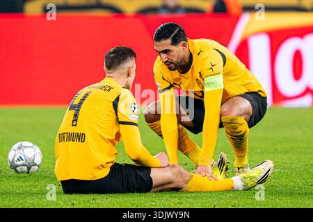 Dortmund, Allemagne. 28 janvier 2026. DORTMUND, ALLEMAGNE - JANVIER 28 : Emre Can du Borussia Dortmund s'entretient avec Nico Schlotterbeck du Borussia Dortmund qui est assis sur le terrain avec une blessure lors du match de la phase MD8 de la Ligue des champions 2025/26 de l'UEFA entre le Borussia DORTMUND et le FC Internazionale Milano au BVB Stadion Dortmund, Allemagne, le 28 janvier 2026. (Photo de Gabriel Calvino Alonso/Agence BSR) crédit : Agence BSR/Alamy Live News Banque D'Images