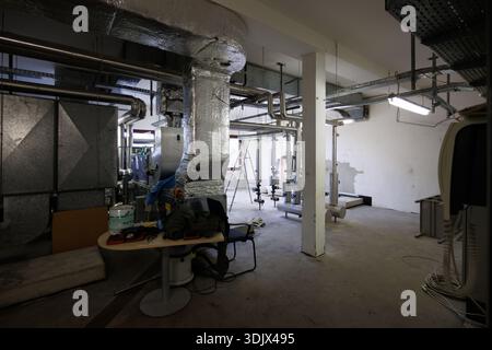 Système industriel de CVC et de ventilation installé dans un local technique d'un bâtiment commercial ou industriel. L'image montre les unités de traitement de l'air, isol Banque D'Images