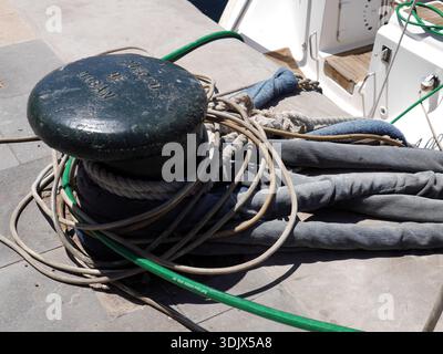 cordes d'amarrage de bateau attachées à une grande borne noire sur un quai ou une jetée Banque D'Images