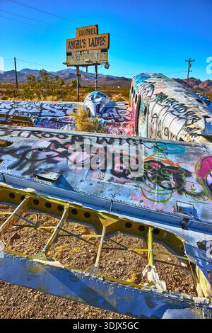 Avion abandonné couvert de graffiti et panneau de bordel rétro dans le désert du Nevada Banque D'Images