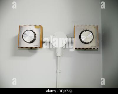 Deux thermostats d'ambiance Satchwell Sunvic TLX montés sur un mur pour le contrôle du chauffage central. Banque D'Images