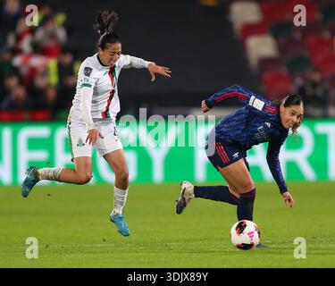 Londres, Royaume-Uni. 28 janvier 2026. Londres, Angleterre, janvier 28 2026 : Olivia Smith (15 Arsenal) tente de retrouver l'équilibre après avoir été retirée lors de la Coupe des champions féminine de la FIFA entre Arsenal FC et ASFAR au Gtech Community Stadium de Londres, en Angleterre. (Photo de Jay Patel/Sports Press photo/SPP) crédit : SPP Sport Press photo. /Alamy Live News Banque D'Images