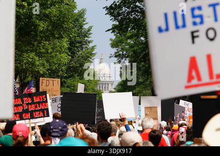 Madison, Wisconsin, États-Unis - 14 juin 2025 : les métis se sont rassemblés pour protester lors de l'événement No Kings. Banque D'Images