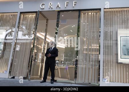 Un agent de sécurité se tient devant une boutique de bijoux de luxe Graff sur Queen Street dans le centre-ville d'Auckland, en Nouvelle-Zélande. Banque D'Images