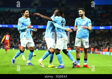 Manchester, Royaume-Uni. 28 janvier 2026. Rayan Cherki de Manchester City marque un BUT 2-0 et célèbre avec Jérémy Doku de Manchester City lors du match Manchester City contre Galatasaray S.K. UEFA Champions League MD8 à l'Etihad Stadium, Manchester, Angleterre, le 28 janvier 2026 crédit : Luke Williams/Every second Media crédit : Every second Media/Alamy Live News Banque D'Images
