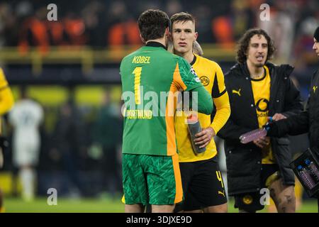 DORTMUND, ALLEMAGNE - JANVIER 28 : Gregor Kobel (Borussia Dortmund, 1) embrasse Nico Schlotterbeck (Borussia Dortmund, 4) après le match de l'UEFA Champions League entre Borussia Dortmund et FC Internazionale Milano au signal Iduna Park le 28 janvier 2026 à Dortmund, Allemagne. Banque D'Images