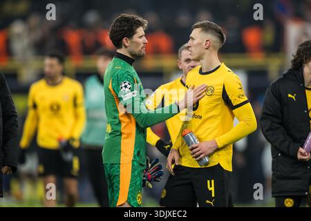 DORTMUND, ALLEMAGNE - JANVIER 28 : Gregor Kobel (Borussia Dortmund, 1), Nico Schlotterbeck (Borussia Dortmund, 4) après la défaite du match de l'UEFA Champions League entre Borussia Dortmund vs FC Internazionale Milano au signal Iduna Park le 28 janvier 2026 à Dortmund, Allemagne. Banque D'Images