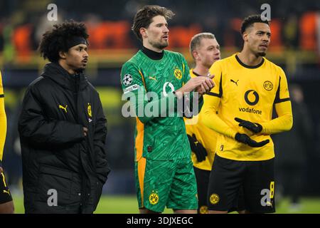 DORTMUND, ALLEMAGNE - JANVIER 28 : Karim Adeyemi (Borussia Dortmund, 27), Gregor Kobel (Borussia Dortmund, 1) frustrés après le match de Ligue des champions de l'UEFA entre Borussia Dortmund et FC Internazionale Milano au signal Iduna Park le jour 8 de la Ligue des champions de l'UEFA le 28 janvier 2026 à Dortmund, Allemagne. Banque D'Images