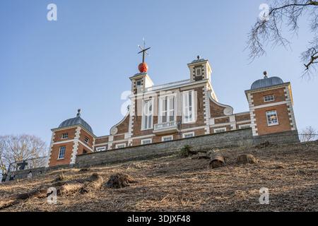 Flamsteed House se trouve à Greenwich, Londres. Les visiteurs se promènent autour du site et explorent le lieu historique. La maison présente une architecture remarquable et fait partie de la région de Greenwich. Banque D'Images