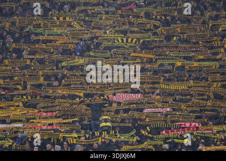 DORTMUND, ALLEMAGNE - JANVIER 28 : les supporters du Borussia Dortmund manifestent leur soutien en brandissant des foulards lors du match MD8 de la phase 2025/26 de la Ligue des champions de l'UEFA entre le Borussia Dortmund et le FC Internazionale Milano au BVB Stadion Dortmund le 28 janvier 2026 à Dortmund, Allemagne. (Photo de René Nijhuis) Banque D'Images