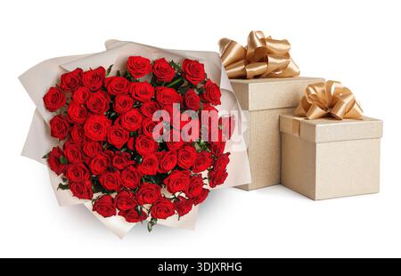 Grand bouquet de roses rouges et coffrets cadeaux isolés sur blanc Banque D'Images
