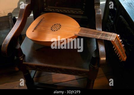 Luth européen avec poghead dos courbé reposant sur la chaise Banque D'Images