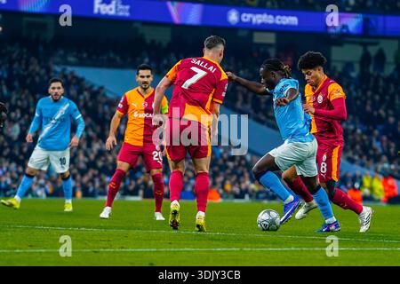 MANCHESTER, ANGLETERRE - janvier 28 : Jérémy Doku de Manchester City dribble avec le ballon lors du match de huitième tour de l'UEFA Champions League entre Manchester City et Galatasaray au stade Etihad de Manchester, au Royaume-Uni, le 27 janvier. (Photo de James Giblin) Banque D'Images