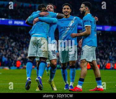 MANCHESTER, ANGLETERRE - janvier 28 : Rayan Cherki de Manchester City marque et embrasse Jérémy Doku de Manchester City lors du match de huitième tour de l'UEFA Champions League entre Manchester City et Galatasaray au stade Etihad de Manchester, Royaume-Uni, le 27 janvier. (Photo de James Giblin) Banque D'Images