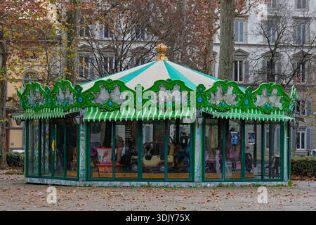 Un manège pour enfants dans un parc de quartier - Florence, Italie Banque D'Images