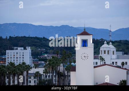 Los Angeles, Californie, États-Unis - 25 janvier 2026 : des nuages de tempête passent au-dessus de la tour de Union Station. Banque D'Images
